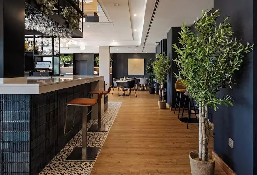 هتل Crowne Plaza Madrid Airport