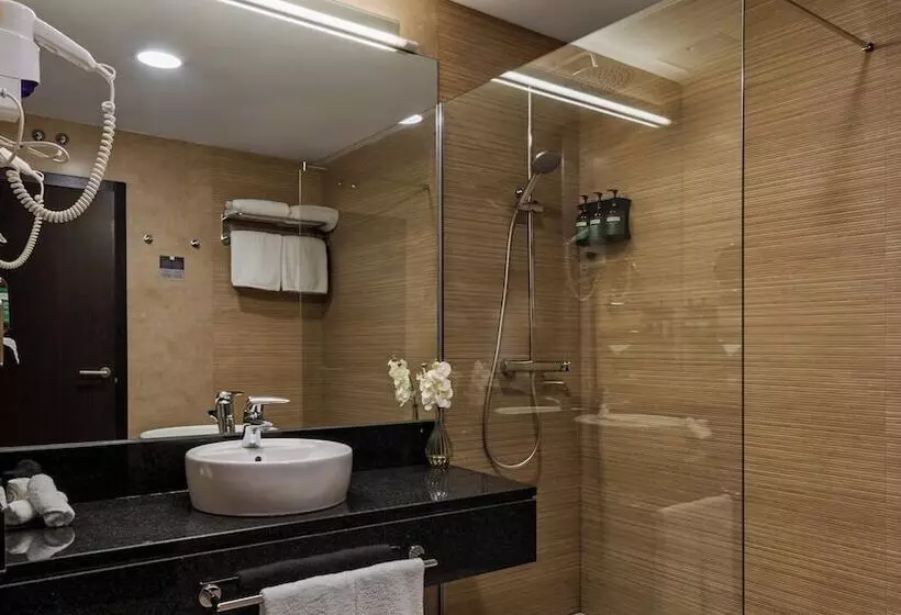 هتل Crowne Plaza Madrid Airport