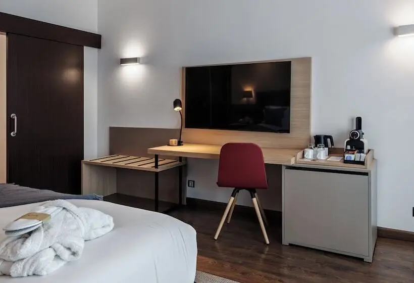 هتل Crowne Plaza Madrid Airport