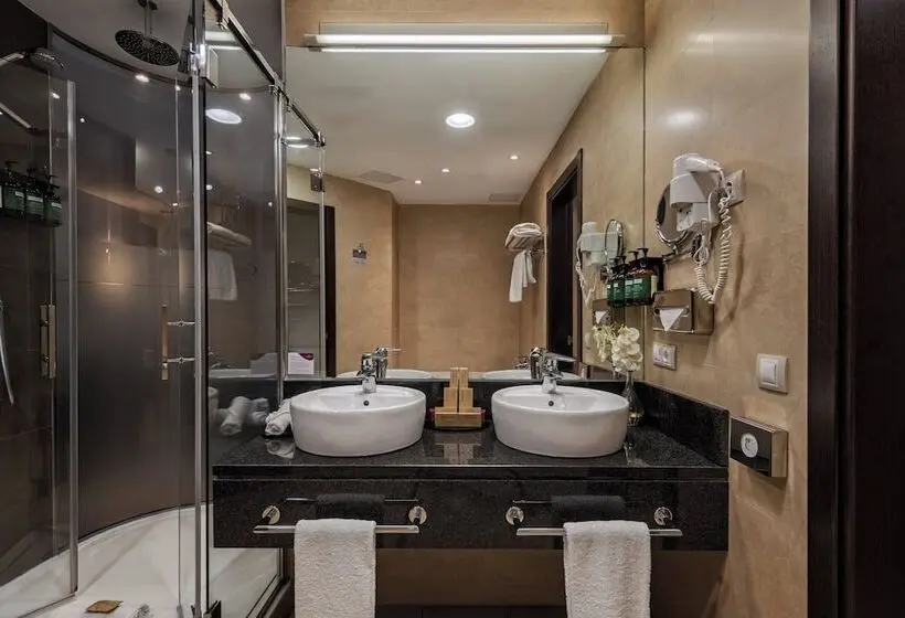 هتل Crowne Plaza Madrid Airport