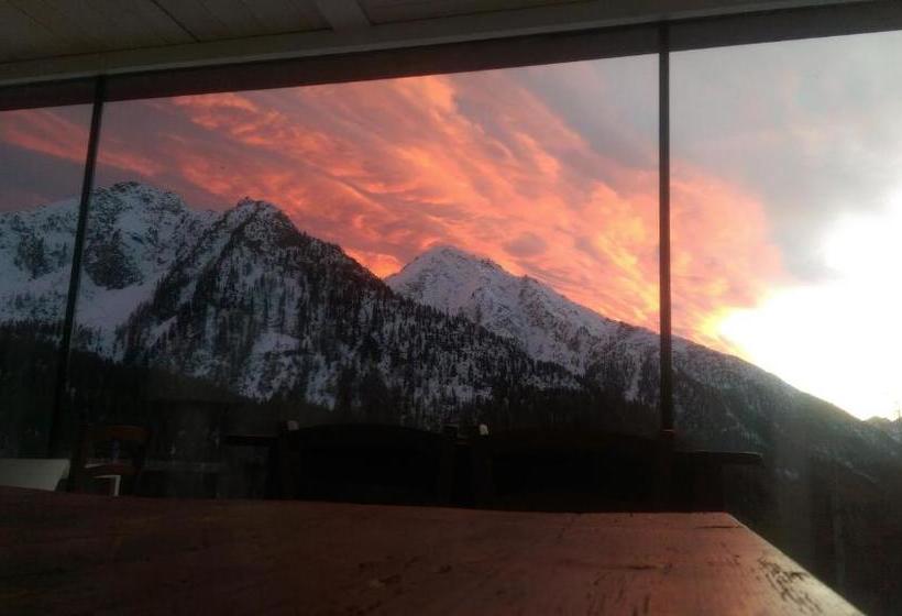 בית מלון כפרי Crest Alpine Lodge & Spa