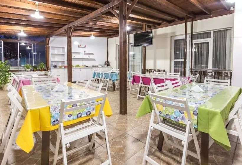 هتل Evren Konukevi