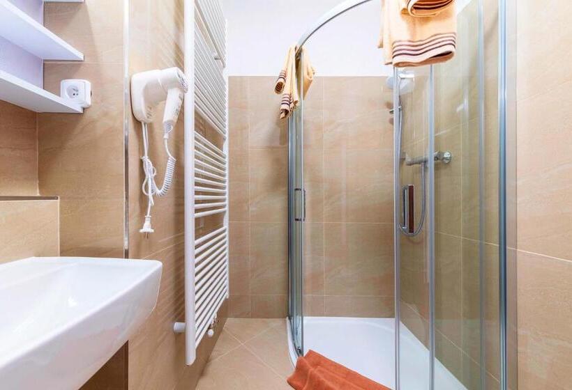 هتل Vila Lovců Králových