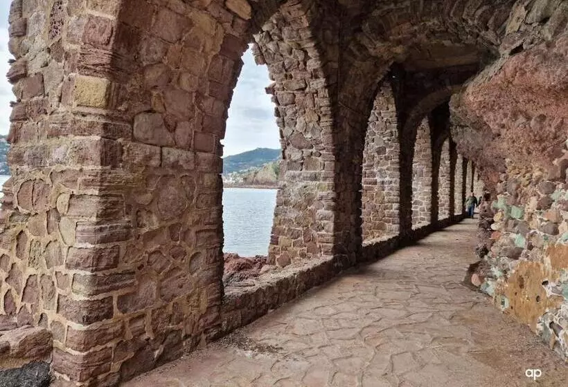 فندق Hôtel De La Corniche D'or