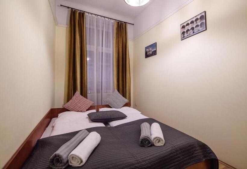 호텔 Golden Lion Guest Rooms Szewska 19