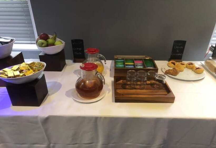 Отель Broadfield Park