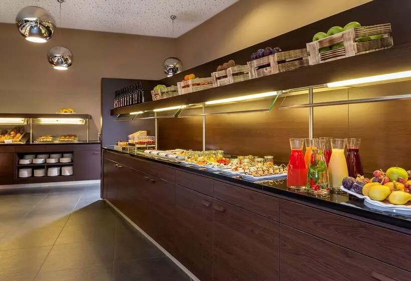 هتل NH Collection Dresden Altmarkt