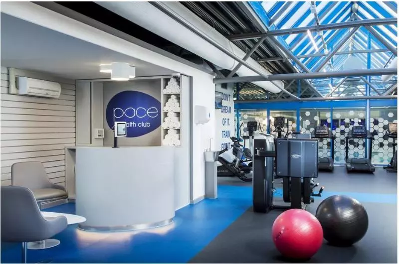 ホテル Radisson Red London Gatwick Airport