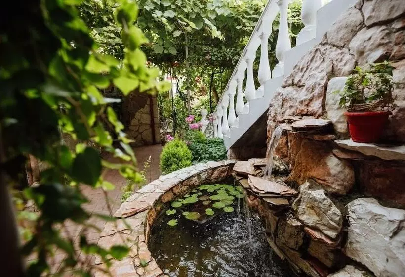 Majatalo Laura Guest House