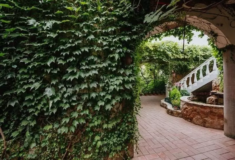 Majatalo Laura Guest House