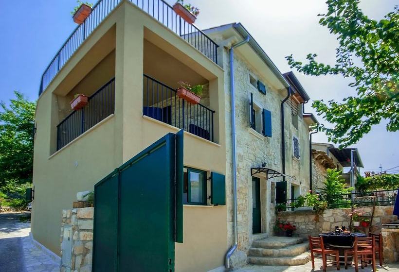 Vibrant Cottage With Fenced Garden And Pool Near Porec And Beach