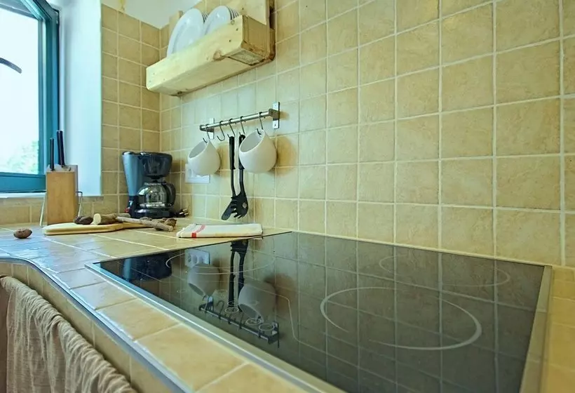 Vibrant Cottage With Fenced Garden And Pool Near Porec And Beach