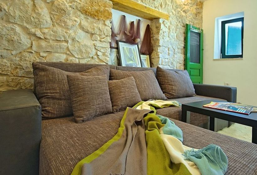 Vibrant Cottage With Fenced Garden And Pool Near Porec And Beach