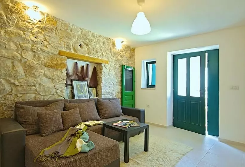 Vibrant Cottage With Fenced Garden And Pool Near Porec And Beach