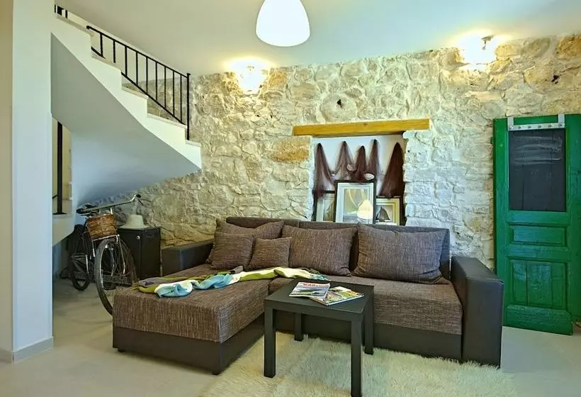 Vibrant Cottage With Fenced Garden And Pool Near Porec And Beach