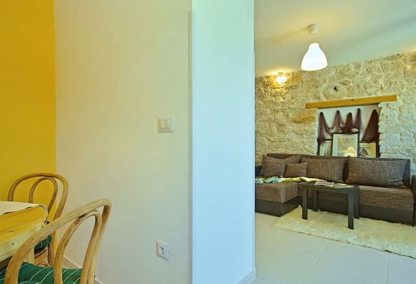 Vibrant Cottage With Fenced Garden And Pool Near Porec And Beach