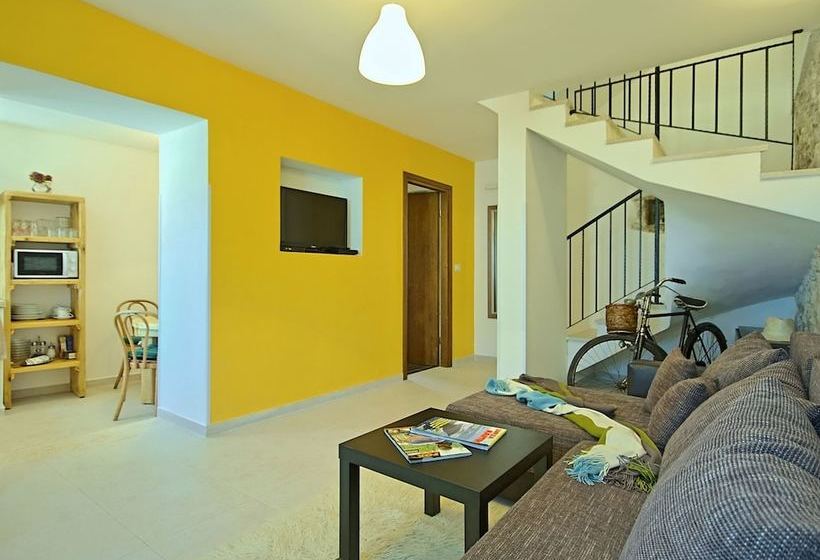 Vibrant Cottage With Fenced Garden And Pool Near Porec And Beach