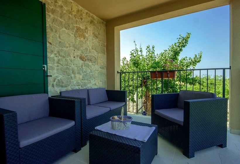 Vibrant Cottage With Fenced Garden And Pool Near Porec And Beach