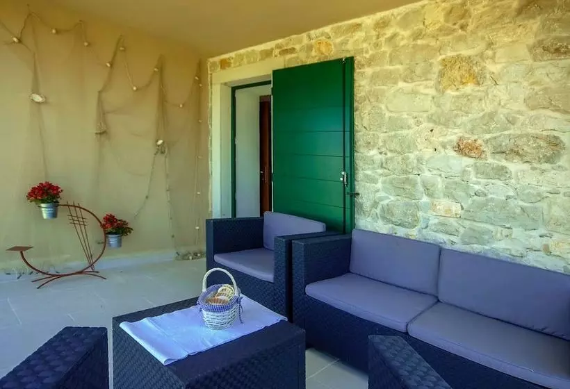 Vibrant Cottage With Fenced Garden And Pool Near Porec And Beach