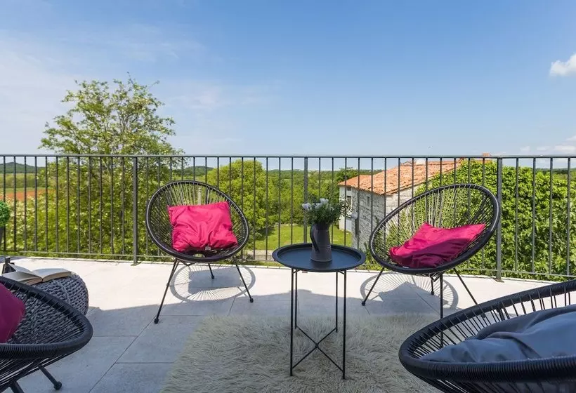 Vibrant Cottage With Fenced Garden And Pool Near Porec And Beach