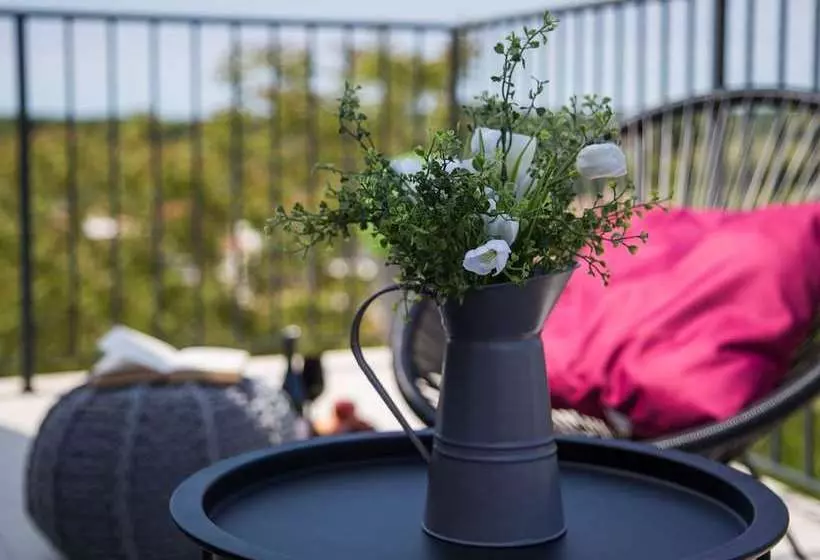 Vibrant Cottage With Fenced Garden And Pool Near Porec And Beach
