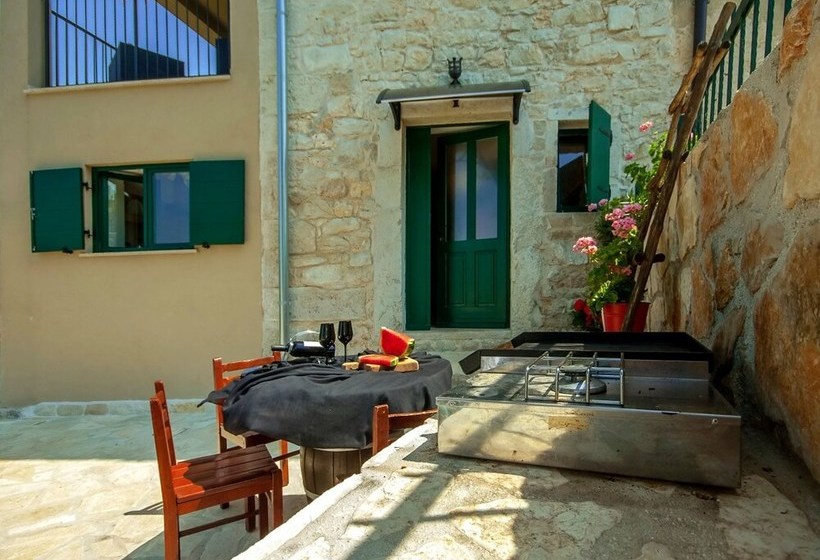 Vibrant Cottage With Fenced Garden And Pool Near Porec And Beach