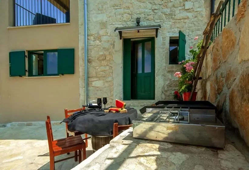 Vibrant Cottage With Fenced Garden And Pool Near Porec And Beach