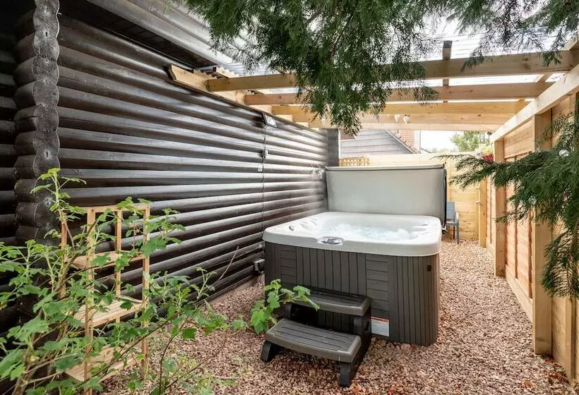 Hotelli Redlands Country Lodge Log Cabin Apartments & Weebothy