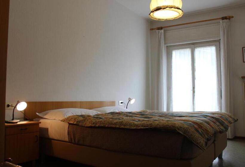 ホテル Garni Hirsch