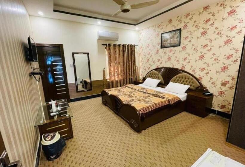 هتل Husnain Resort By Saud Khan