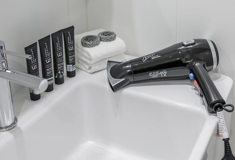 Brady Apartment Hotel Hardware Lane