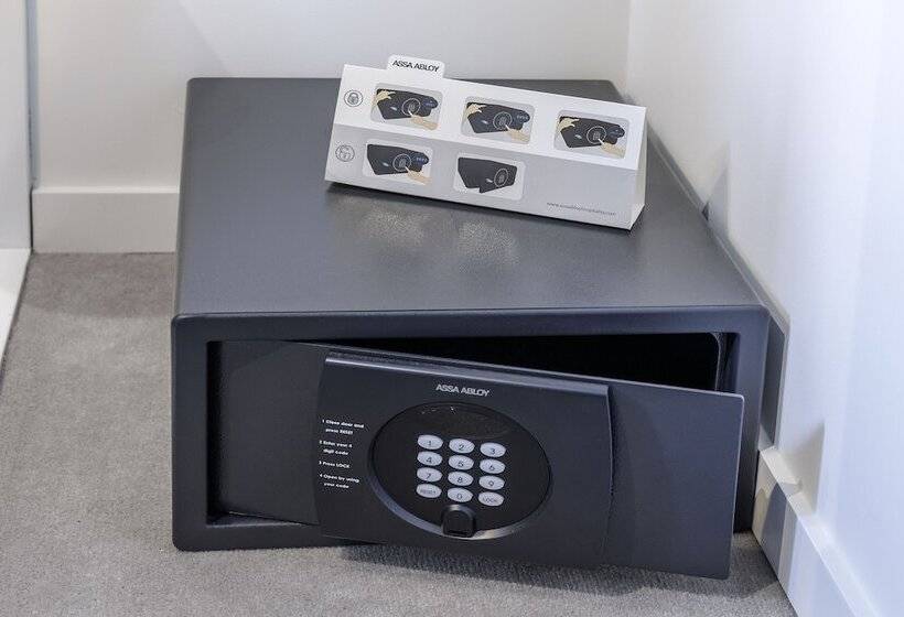 Brady Apartment Hotel Hardware Lane