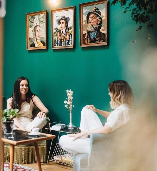 Les Chouettes Hostel