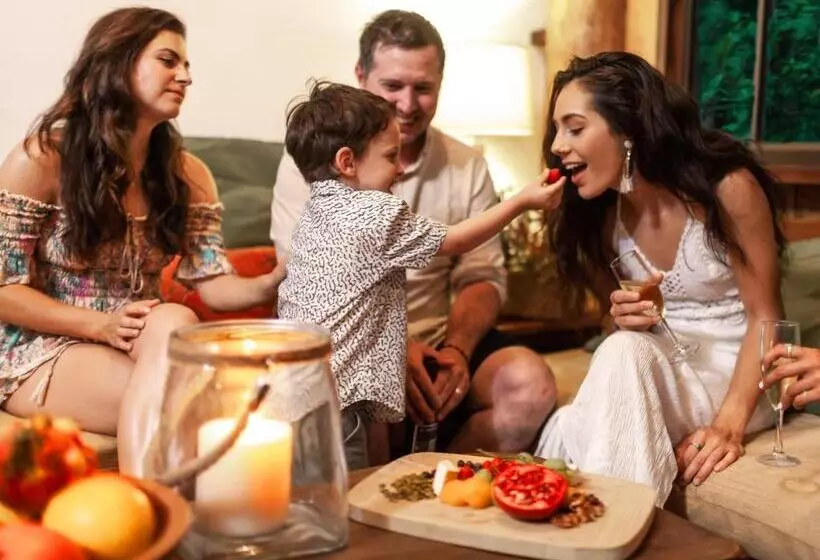 Отель The Canopy Rainforest Treehouses & Wildlife Sanctuary