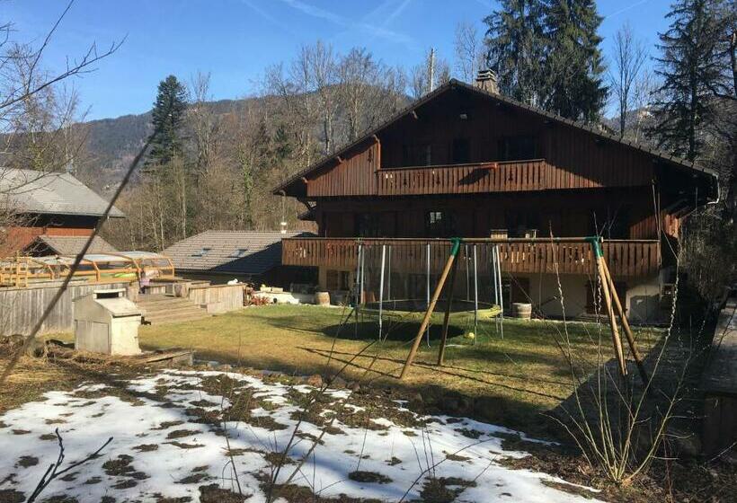 膳宿费 Room In Guest Room   Chamonix Room For 3 People With A Balcony