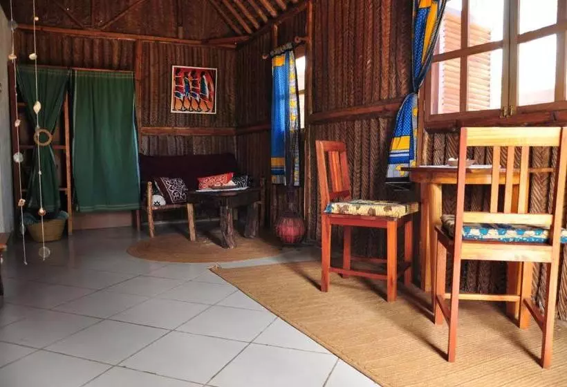 هتل The Beach Crab Resort