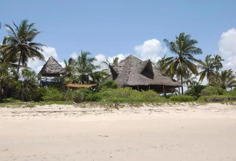 هتل The Beach Crab Resort