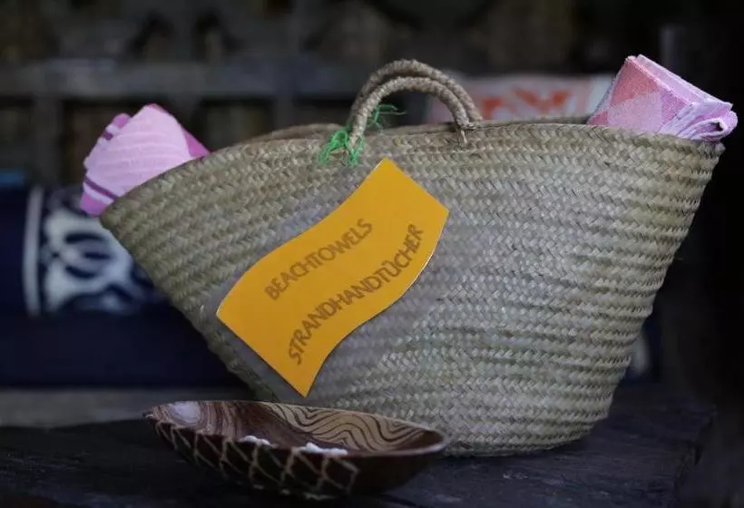 هتل The Beach Crab Resort