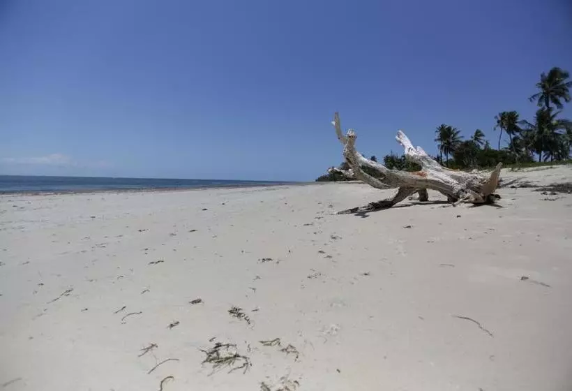 هتل The Beach Crab Resort