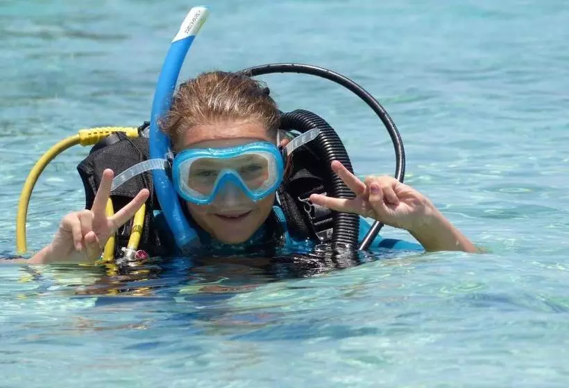 هتل The Beach Crab Resort