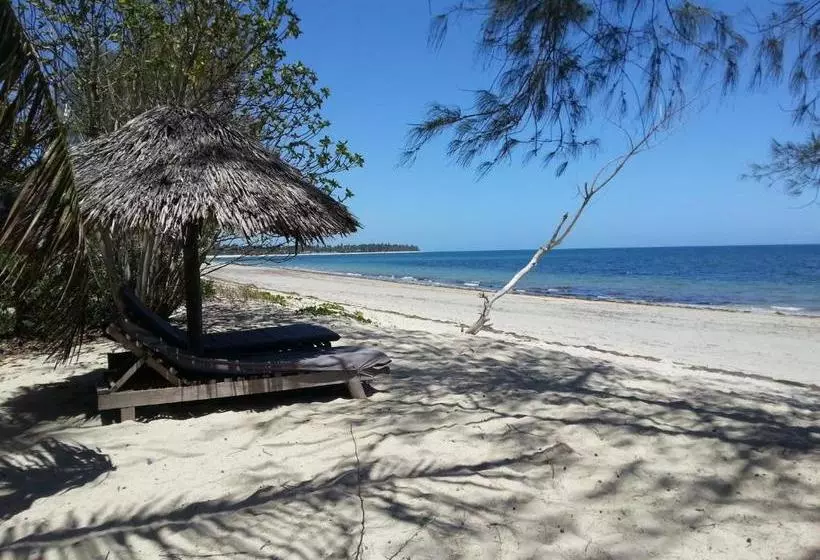 هتل The Beach Crab Resort