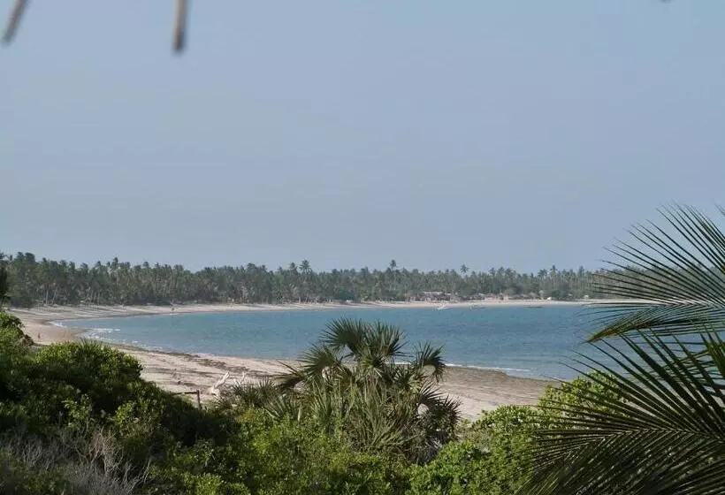 هتل The Beach Crab Resort