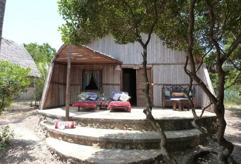 هتل The Beach Crab Resort