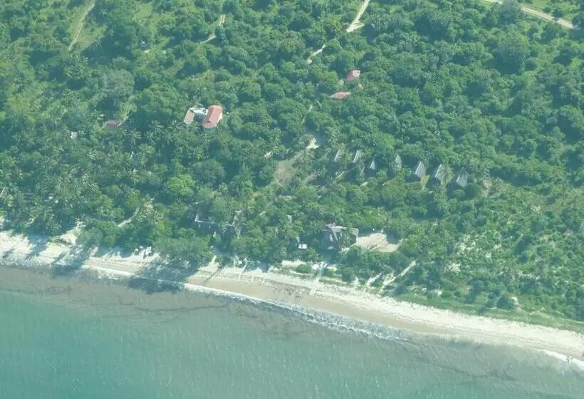 هتل The Beach Crab Resort