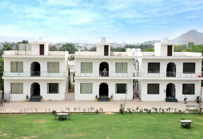 هتل Aravali Hills Resort