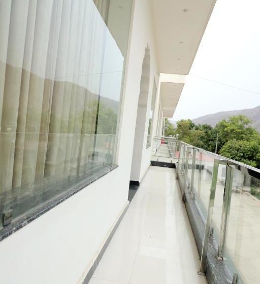 בית מלון כפרי Aravali Hills Resort