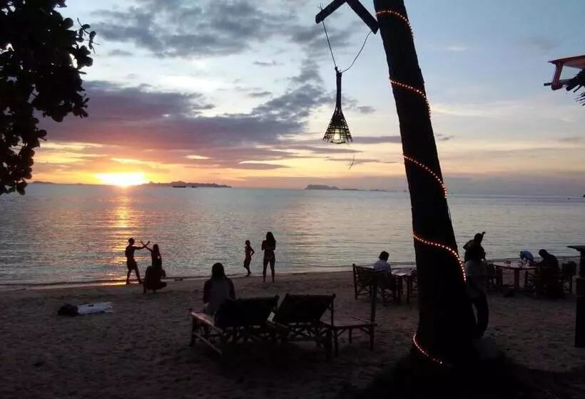 Lomakeskus I   Talay Taling Ngam Samui   เขา ป่า นา เล ตลิ่งงาม สมุย