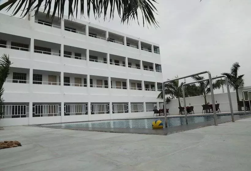 Hotelli Ganesh Beach Resort