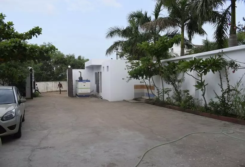 Hotelli Ganesh Beach Resort