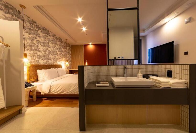 Hound Hotel Signature